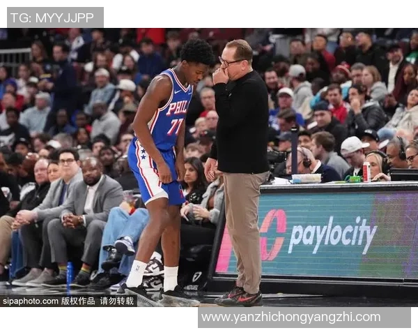 01年76人对阵猛龙的经典对决回顾与精彩瞬间分析